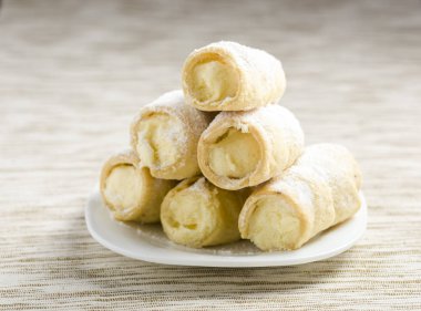 Cannoli ricotta krema ile doldurulmuş 