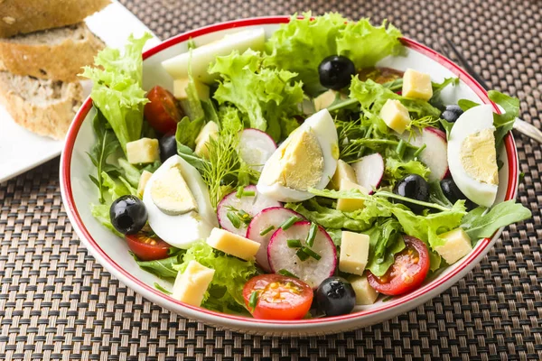 Легкая еда - салат с руколой — стоковое фото