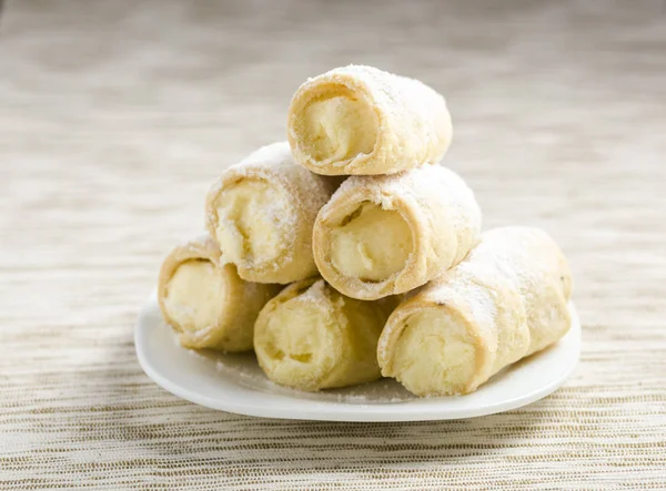 Cannoli ricotta krema ile doldurulmuş 