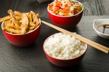 Domuz eti pilav ve sebze ile