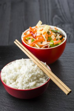 Domuz eti pilav ve sebze ile