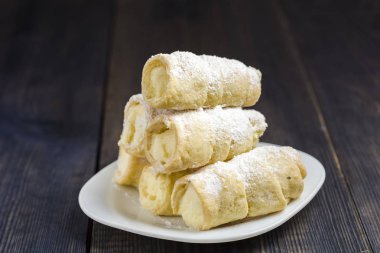 Cannoli ricotta krema ile doldurulmuş 
