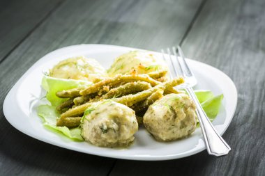 Dereotu soslu köfte 