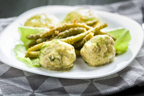 Dereotu soslu köfte 