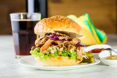 Çekilmiş domuz burger.