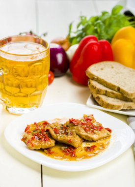 kırmızı biber bira soslu tavuk göğsü fileto