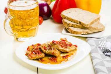 kırmızı biber bira soslu tavuk göğsü fileto