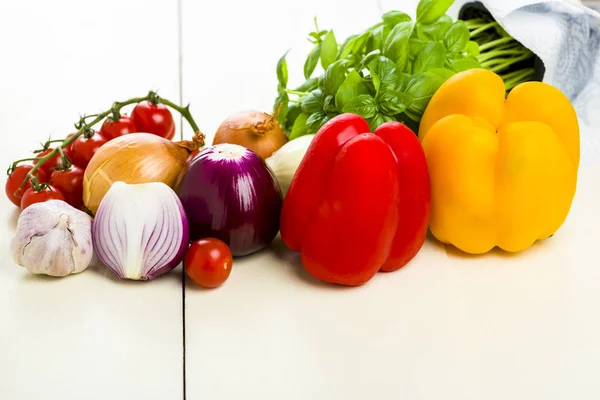 Verduras sobre una mesa blanca — Foto de Stock