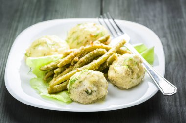 Dereotu soslu köfte 