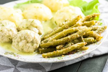 Dereotu soslu köfte 