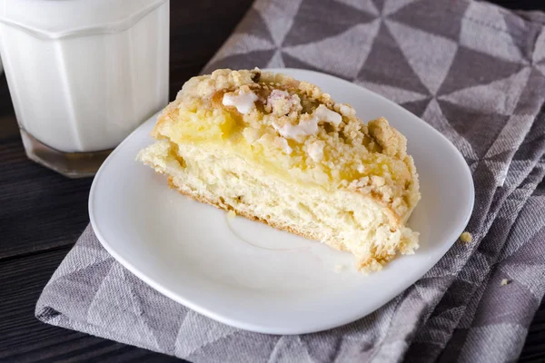 Pastel de levadura con pudín y ruibarbo — Foto de Stock