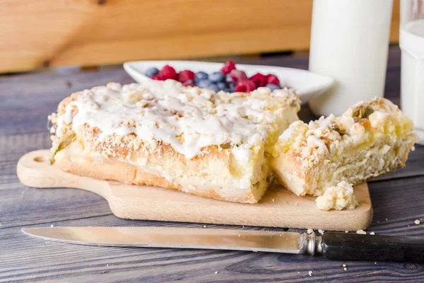 Élesztő-torta, pudingot és rebarbara — Stock Fotó