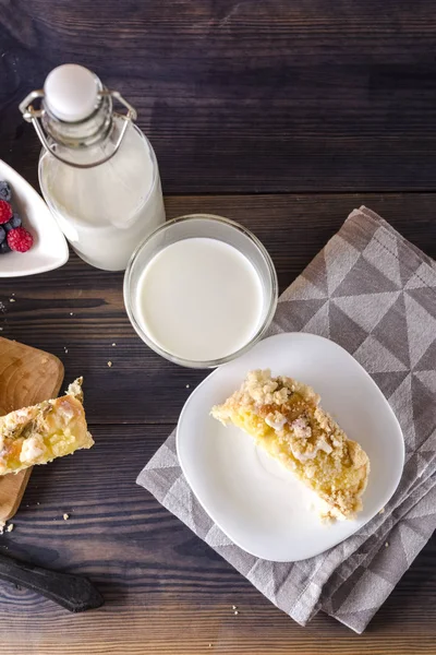 Hefekuchen mit Pudding und Rhabarber — Stockfoto