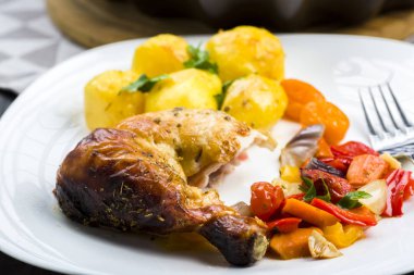 Patatesli kızarmış tavuk.