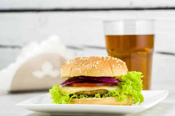 Hamburguesa con queso desayuno rápido y sabroso —  Fotos de Stock