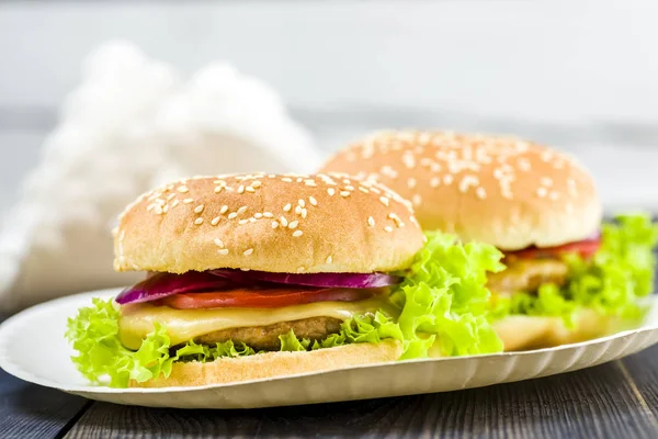 Hamburguesa con queso desayuno rápido y sabroso —  Fotos de Stock