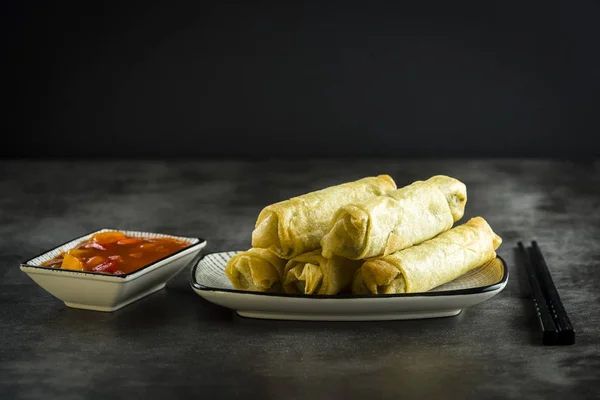 Rolos de mola, pauzinhos e molho — Fotografia de Stock