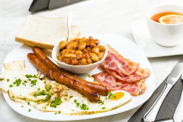 Sadece bir fincan çay ile İngiliz kahvaltısı