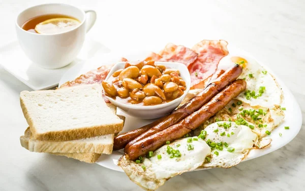 Sadece bir fincan çay ile İngiliz kahvaltısı