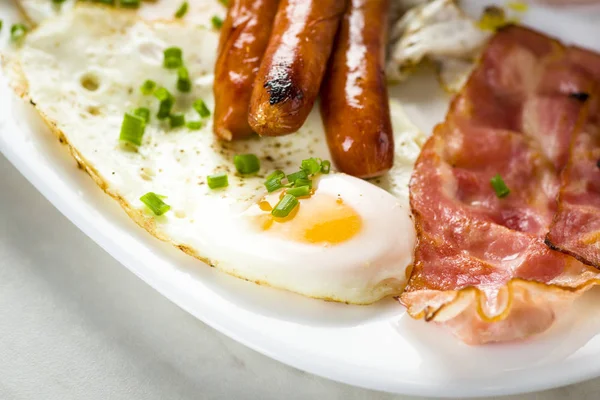 Sadece bir fincan çay ile İngiliz kahvaltısı