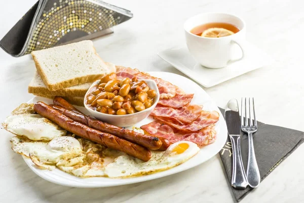 Sadece bir fincan çay ile İngiliz kahvaltısı