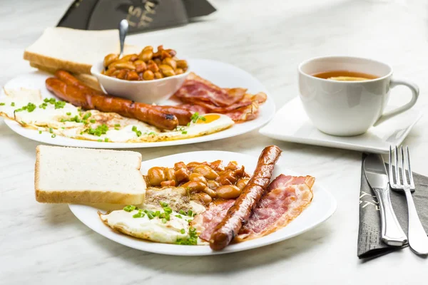 Sadece bir fincan çay ile İngiliz kahvaltısı