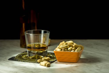 Viski ve bir kase fıstık