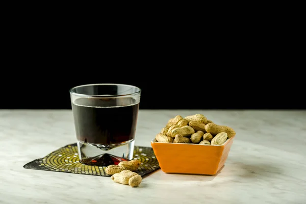 Виски и миска арахиса — стоковое фото