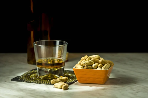 Viski ve bir kase fıstık