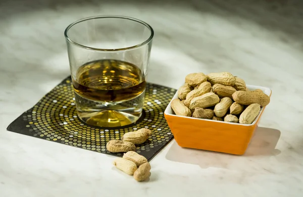 Whisky y un tazón de cacahuetes — Foto de Stock