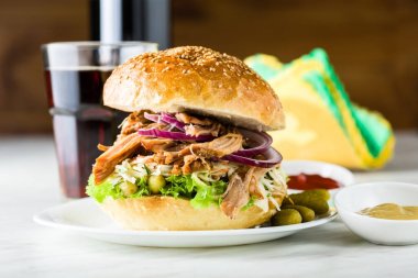 Çekilmiş domuz burger.