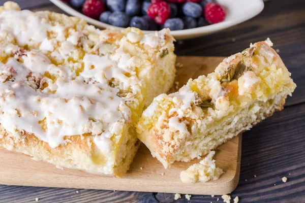 Pastel de levadura con pudín y ruibarbo — Foto de Stock