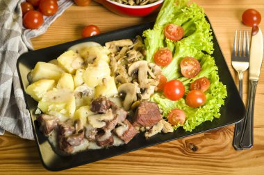 Demlenmiş Domuz eti, mantar soslu