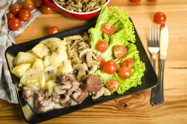 Demlenmiş Domuz eti, mantar soslu