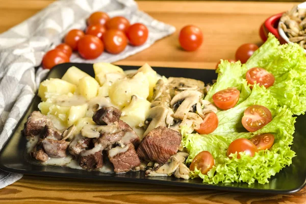 Carne di maiale stufata in salsa di funghi — Foto Stock