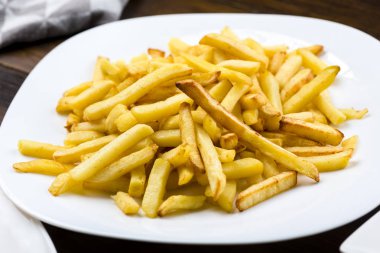 Pirzola de volaille patates kızartması ile