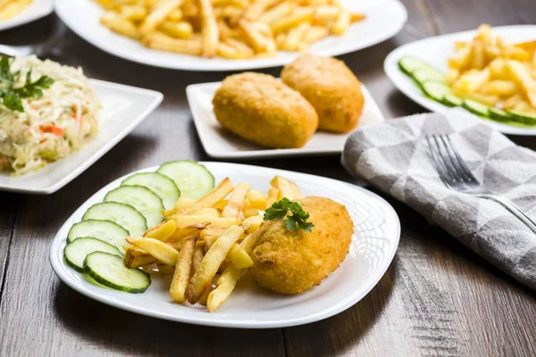 Cutlet de volaille con patatine fritte — Foto Stock