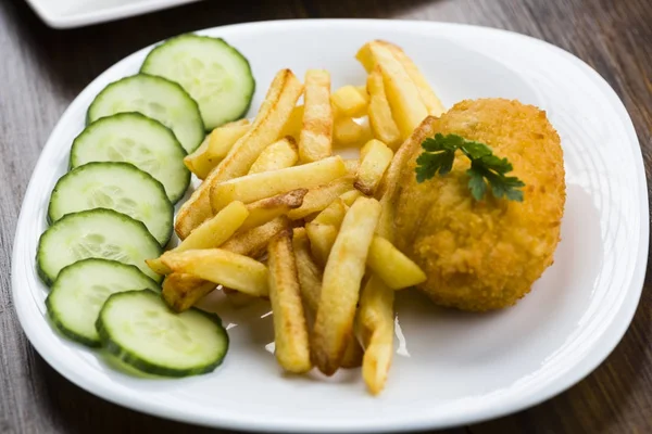 Cutlet de volaille with fries — Stock Photo, Image