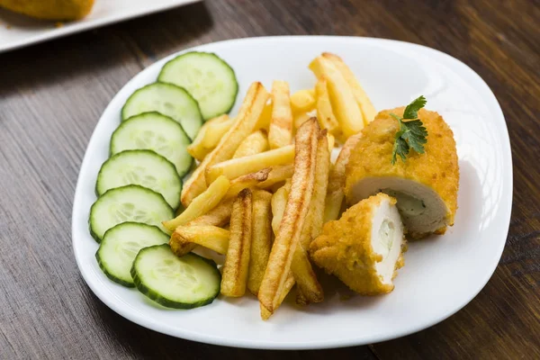 Cutlet de volaille con patatas fritas — Foto de Stock