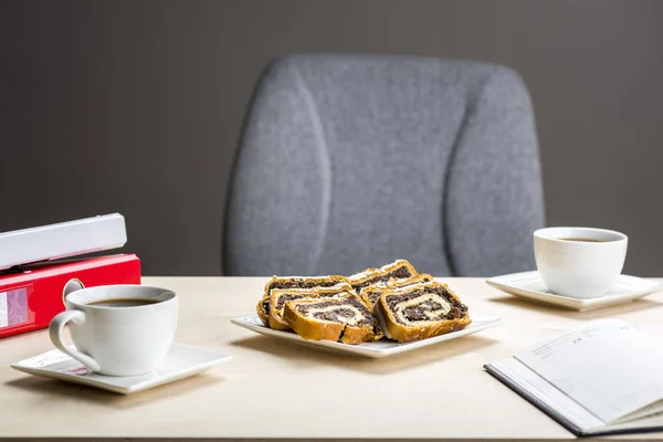 En paus på jobbet - tid för något sött. — Stockfoto