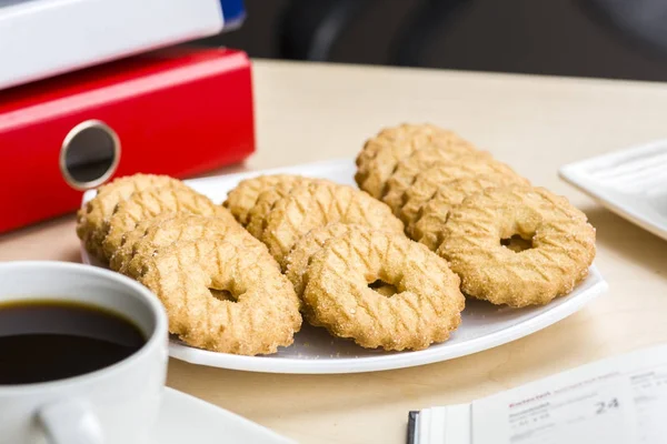 El descanso en el trabajo - el tiempo para algo dulce . —  Fotos de Stock