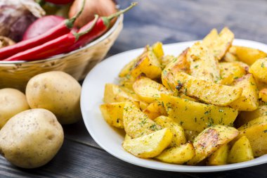 Plaka kavrulmuş patates ile