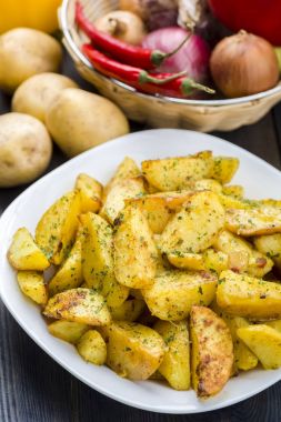 Plaka kavrulmuş patates ile