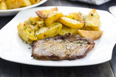 Fırında patates Kızartma domuz eti boyun hizmet.