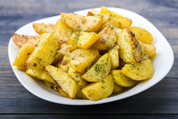 Teller mit Bratkartoffeln — Stockfoto