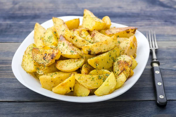 Teller mit Bratkartoffeln — Stockfoto