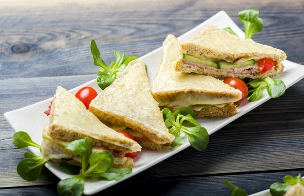 Croque Monsieur - Sandwich clásico de bistró francés — Foto de Stock