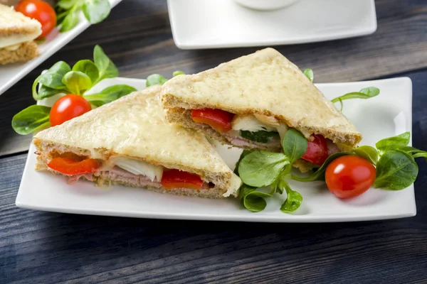 Croque Monsieur - Sandwich clásico de bistró francés — Foto de Stock