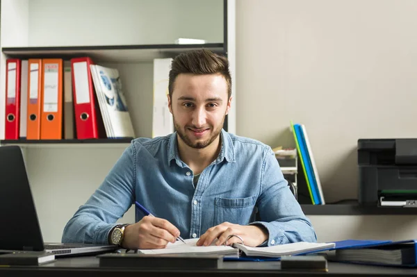 Travailleur de bureau souriant — Photo