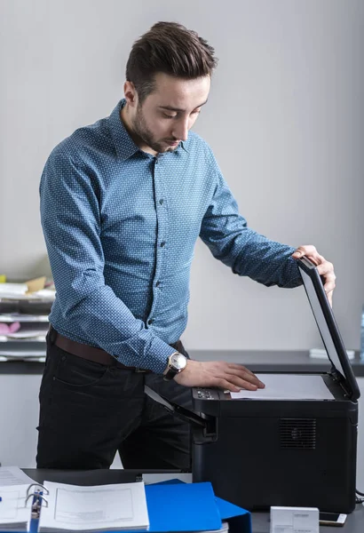 El empleado apoya la máquina multifunción —  Fotos de Stock